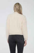 Load image into Gallery viewer, CRM FLWR BUTTN CARDI
