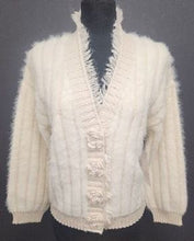 Load image into Gallery viewer, CRM FLWR BUTTN CARDI
